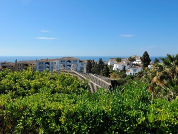 Image 5 of 19 - Lovely apartment with private garden and sea views