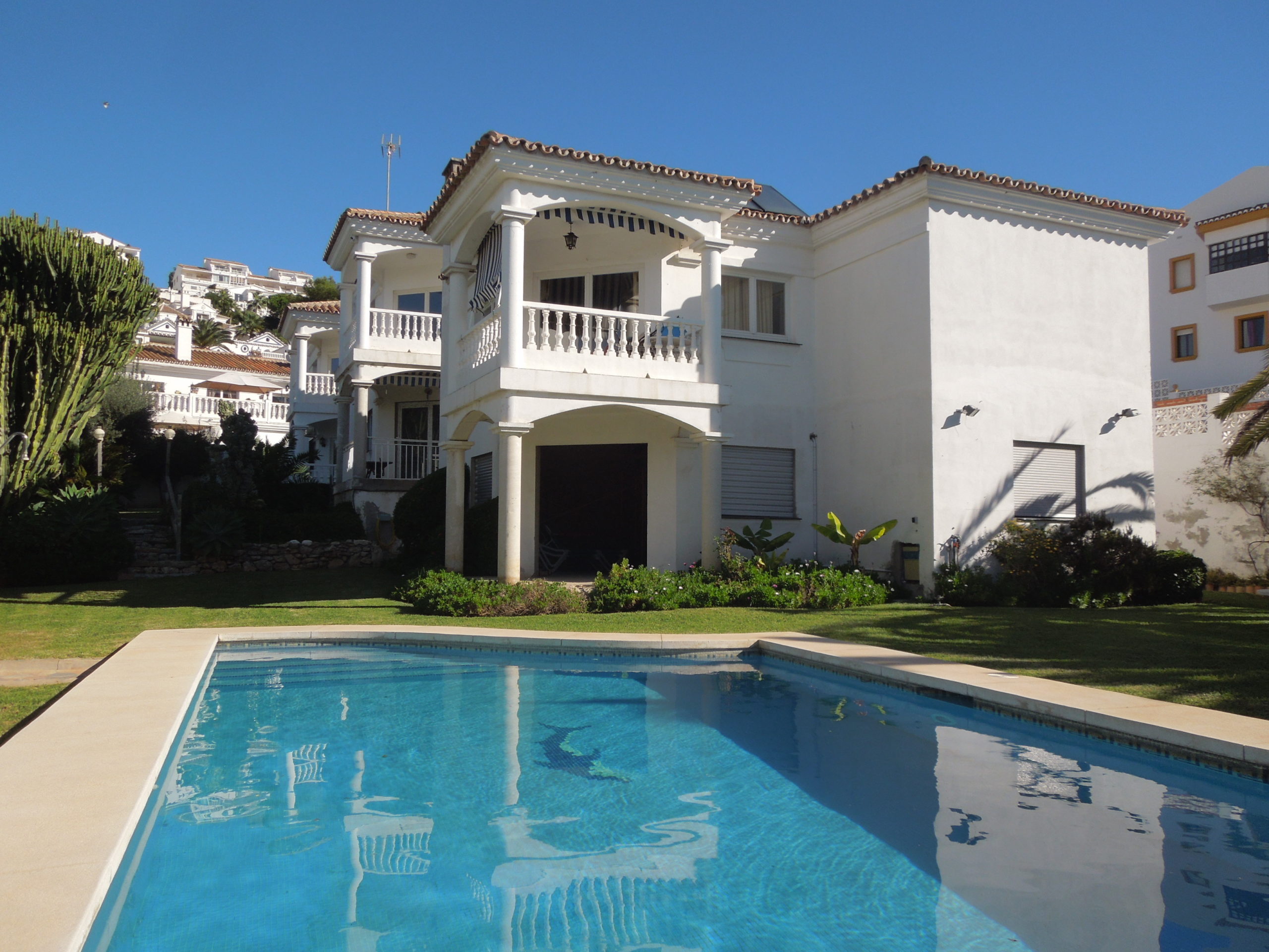 Centrally located apartment in small complex - Properties Costa del Sol