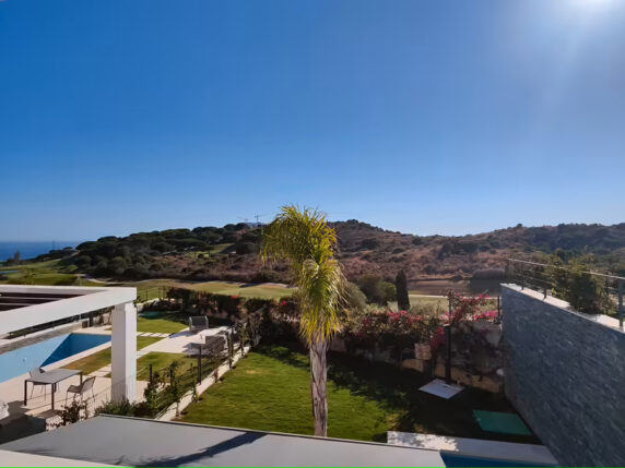 Imagen 7 de 40 - Villa contemporánea adosada con equipamiento de lujo con vistas al campo de golf de Cabopino hacia el mar