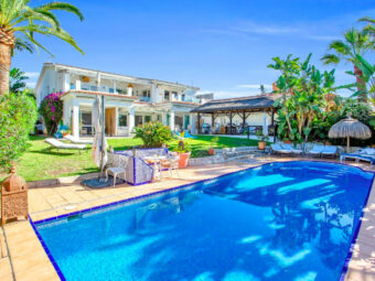 Image of property V395: Impressionnante villa à deux pas de la plage avec piscine chauffée et appartement indépendant